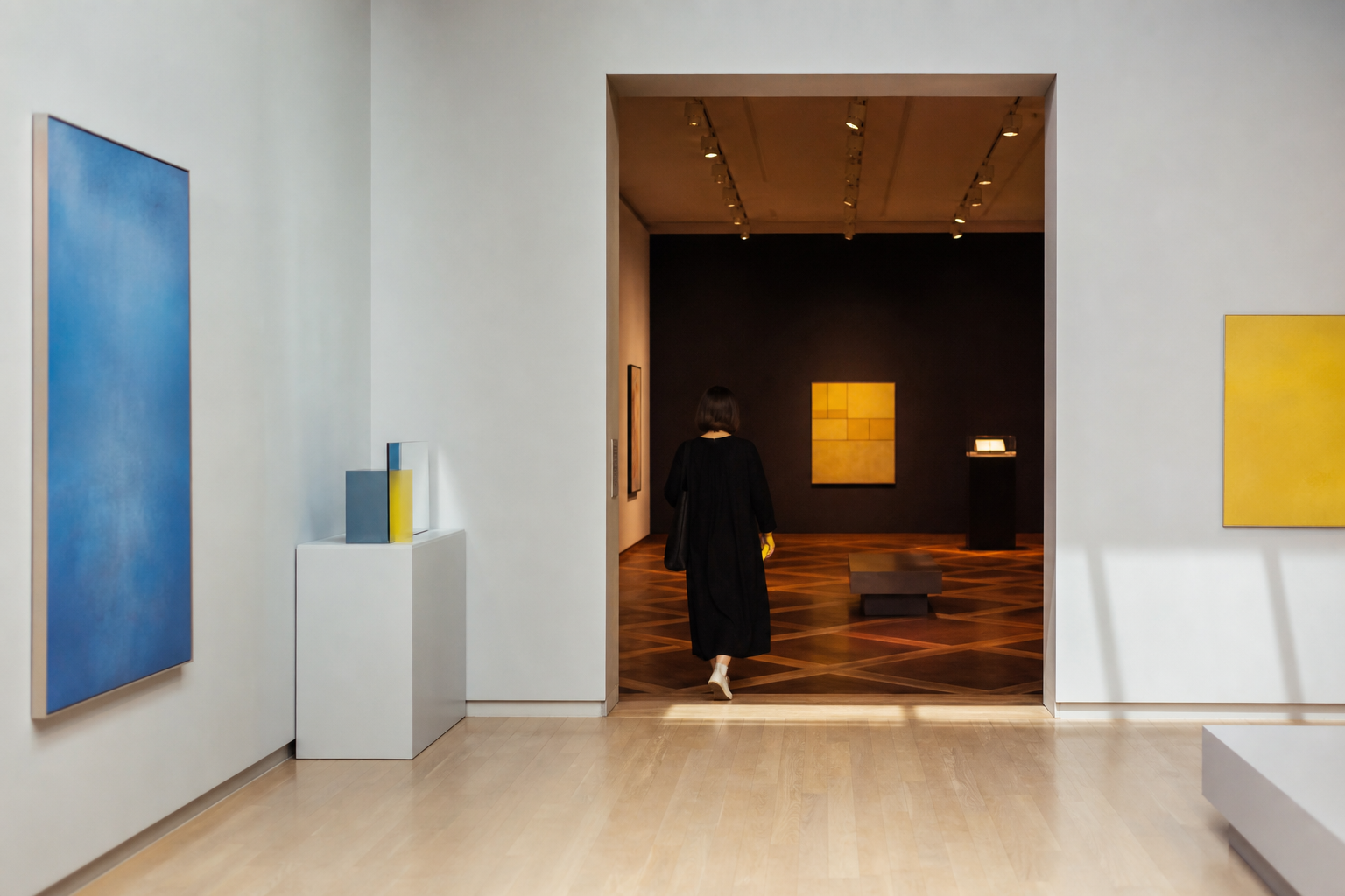 Bezoeker loopt door de overgang tussen twee contrasterende museumzalen