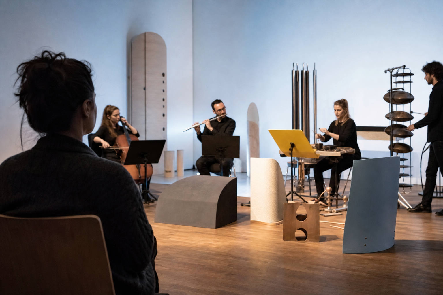 Abstracte kunstzinnige compositie die past bij een rustiger museumbezoek plannen met prikkelkaart, pauzepunt en korte route